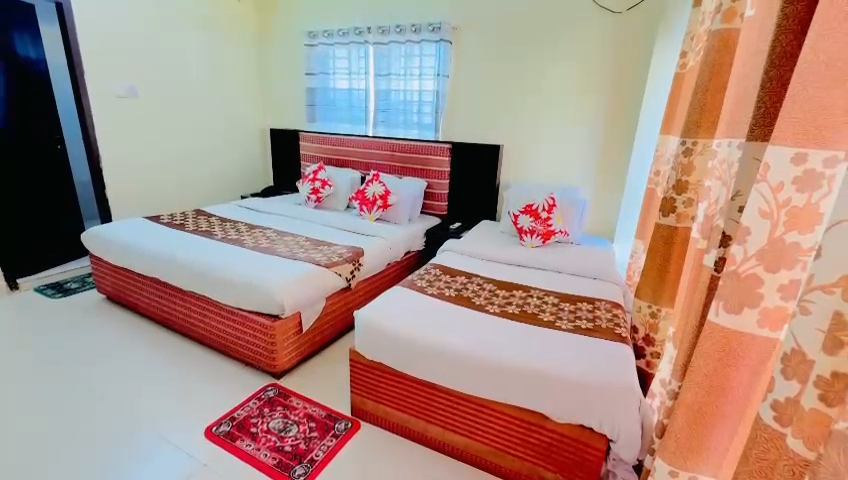Deluxe connecting three person room